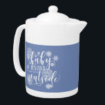 Tetera Bebé, hay Navidades en el exterior fríos<br><div class="desc">Se trata de un diseño divertido y nevado con un moderno y lúdico tipo de letra y adorables acentos de copos de nieve a tiempo para las vacaciones. "Baby it's Cold Outside" es perfecto tanto para la moda de vacaciones como para la decoración de la casa, además de hacer un...</div>