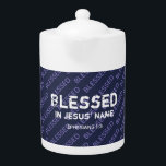 Tetera BENDIGADO EN EL NOMBRE DE JESÚS, Azul de las Escri<br><div class="desc">Mensaje inspirador basado en efesios 1:3. El fondo y la marcha atrás dicen "Bendito" en un patrón de baldosas. Todo el texto es personalizable, por lo que puede personalizarlo con su propio mensaje o texto favorito. Por favor, envíeme un correo electrónico si tiene alguna pregunta o solicitud especial. Elementos coincidentes...</div>