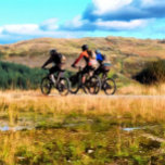 TETERA BICICLETA DE MONTAÑA<br><div class="desc">Una acuarela a de tres hombres en bicicleta de montaña en las colinas galesas. com</div>