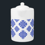 Tetera Blue White Checkered<br><div class="desc">Diseño a cuadros de color azul y blanco con fondo blanco. Dos lugares para la personalización del texto. Un regalo personalizado para la cocina.</div>