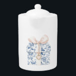Tetera Bonito Azul Floral Azul Floral Rubor Regalo Corazó<br><div class="desc">Bonito de moda Azul Flores blancas azul arco rosa azul corazón encanto regalo de novia ducha</div>