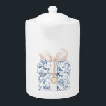 Tetera Bonito Azul Floral Azul Floral Rubor Regalo Corazó<br><div class="desc">Bonito de moda Azul Flores blancas azul arco rosa azul corazón encanto regalo de novia ducha</div>