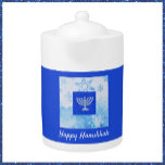 Tetera Bonito Azul Menorah Hanukkah<br><div class="desc">Agradable gráfico menorah con "HAPPY HANUKKAH" en letras de guión. ¡bonito en cualquier cocina o comedor!</div>