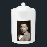 Tetera Booker Washington: Educador afroamericano<br><div class="desc">El librero Taliaferro Washington, nacido en la esclavitud en 1856, subió convertirse en un destacado líder y educador afroamericano. Después de la Guerra Civil, siguió la educación, asistiendo a clases en Hampton, Agricultural y Wayland Seminary. - En 1881, Washington fundó la Tuskegee en Alabama, una escuela dedicada a la formación...</div>