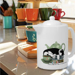 Tetera Books Cat Tea Cute<br><div class="desc">Un lindo gato blanco y negro durmiendo en un montón de libros con una tetera verde y una taza de té.</div>