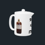 Tetera Brew fuerte<br><div class="desc">Tetera chistosa para alguien que pudo tener gusto de un brew más fuerte. Características del diseño una botella del vintage de escocés blanco y negro a partir de era de la Segunda Guerra Mundial.</div>