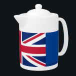 Tetera británica, la bandera de la bandera de la b<br><div class="desc">Disfrute de su té caliente en esta colorida tetera ilustrada con la bandera de Gran Bretaña. Esta olla se puede llenar con auténticos tés de estilo británico, como té de desayuno inglés o té Earl Gray. PERO también te lo permito (NO le digas al Rey Carlos) que puedes llenarlo con...</div>