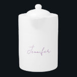 Tetera Calligrafía de Lavender Nombre sencillo elegante<br><div class="desc">¿Buscando una caligrafía hermosa con una letra estética? Este diseño simple y llamativo es para ti. Este producto impresiona inmediatamente a quienes lo ven. El diseño elegante y refinado reflejará inmediatamente la calidad de su relación y familia.</div>