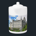 Tetera Castillo de Dunrobin del clan de Sutherland de la<br><div class="desc">Savor su herencia y conexión con uno de los clanes de la montaña de Escocia mientras que su té elabora cerveza en este pote precioso adornado con una fotografía brillante del castillo de Dunrobin en la costa de nordeste escocesa.</div>