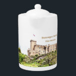 Tetera Castillo Dunvegan - Clan MacLeod escocés<br><div class="desc">Máscara en tu herencia escocesa con un cuppa de esta tetera de Clan MacLeod que cuenta con el asiento del clan. Castillo de Dunvegan, en la isla de Skye, Escocia. El antiguo hogar familiar se refleja en Loch Dunvegan. Ha sido sede de Clan MacLeod desde los años 1200. Foto de...</div>