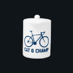 Tetera CAT 6 Champ<br><div class="desc">Corres tu bicicleta. Corres con la multitud CAT 6. Son implacables, son golosos. Te pasan por el camino de la bicicleta en sus jeans, te llevan a la cafetería. ¡Pero muestren al mundo que son el campeón CAT 6!</div>