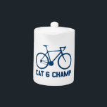 Tetera CAT 6 Champ<br><div class="desc">Corres tu bicicleta. Corres con la multitud CAT 6. Son implacables,  son golosos. Te pasan por el camino de la bicicleta en sus jeans,  te llevan a la cafetería. ¡Pero muestren al mundo que son el campeón CAT 6!</div>