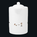 Tetera cerámica de hongos silvestres<br><div class="desc">Arte salvaje vintage,  tetera de cerámica blanca. Hongos divertidos y adorables de diseño,  cangrejos escabullidos en agujeros y alejarse del pájaro. El texto se puede personalizar. Si quiere decir algo más,  simplemente personalizar el texto. ¡Disfrútalo!</div>