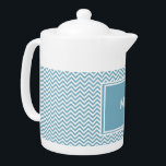 Tetera Chevron azul con monograma<br><div class="desc">Hemos dejado todas las imágenes usadas en este personalizable de diseño - Puedes jugar con ellas hasta el contenido de tus corazones- Haz clic en el botón "Personalizar Este" del naranja y resalta la imagen que quieres eliminar, cambiar el tamaño o rotar- diviértete y disfruta de esta previsualización a las...</div>