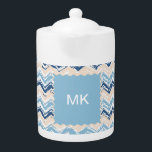 Tetera Chevron de olas oceánicas<br><div class="desc">Olas oceánicas Patrón de guijarros ZigZag - nos recuerda a la playa y el océano. Dos tonos azules y una arena blanca- Hemos dejado todas las imágenes usadas en este personalizable de diseño - Puedes jugar con ellos hasta el contenido de tus corazones- Haz clic en el botón "Personalizar Esto"...</div>