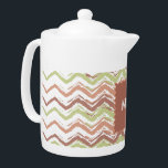 Tetera Chevron ZigZag con escrúpulos picantes<br><div class="desc">Celebramos las nuevas tendencias de color de 2013 en este divertido patrón de zigzag de guijarros de chevron - utilizando colores del nuevo COLOR PALETTE 2013 - Este color se inspira en las inspiraciones culinarias, combinando colores picantes con tonos más frescos. El efecto es reconfortante, pero aún así incluye brotes...</div>