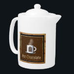Tetera Chocolate caliente<br><div class="desc">Representación digital de una taza de chocolate caliente al vapor sobre un signo de pared de madera.</div>