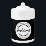 Tetera Círculo de nombre de ubicación de la ciudad blanca<br><div class="desc">Simple moda minimalista de estilo elegante nombre de lugar blanco y negro dentro del anillo de círculo negro. Diseño perfecto para el hogar,  la oficina y su negocio. Personalizar con textos de su elección.</div>