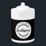 Tetera Círculo de nombre de ubicación de la ciudad blanca<br><div class="desc">Simple moda minimalista de estilo elegante nombre de lugar blanco y negro dentro del anillo de círculo negro. Diseño perfecto para el hogar,  la oficina y su negocio. Personalizar con textos de su elección.</div>