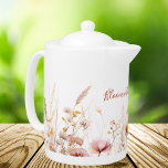 Tetera Cita del nombre en color beige<br><div class="desc">Encantador diseño de la pradera de flores silvestres, con un delicado ilustracion acuático de un prado de flores silvestres, adornado con flores rosas, pajillas beige y hierba. Esta pintoresca escena en un prístino fondo blanco le da un toque de belleza natural y tranquilidad a su cocina. Con la cita motivacional:...</div>