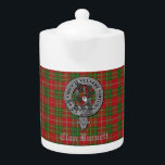 Tetera Clan Burnett Escudo Badge & Tartán<br><div class="desc">Tetera con estilo que presenta el clan escocés Burnett de fondo tartán moderno con insignia de escudo de clan y texto de personalizable.</div>