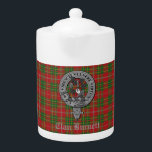 Tetera Clan Burnett Escudo Badge & Tartán<br><div class="desc">Tetera con estilo que presenta el clan escocés Burnett de fondo tartán moderno con insignia de escudo de clan y texto de personalizable.</div>
