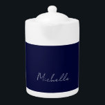 Tetera Color azul marino Plata Nombre propio moderno Cali<br><div class="desc">Presente este diseño moderno y elegante. Esta plantilla se puede personalizar para satisfacer todas las ocupaciones profesionales.</div>
