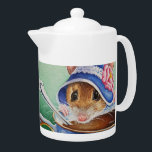 Tetera Color de agua azul del ratón sobre el té caprichos<br><div class="desc">"Ratón de té, ratón no 2" tetera de acuarela del artista Jean Weiner "Ratón Tea Time, Ratón No. 2" cuenta con un caprichoso ratón de campo listo para disfrutar de una taza de té de la tarde. Lleva su mosca azul vintage favorita, adornada con una cinta blanca de encaje y...</div>