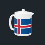 Tetera con bandera de Islandia<br><div class="desc">Esta tetera con la bandera de Islandia aporta un toque de orgullo islandés a tu hora del té, ofreciendo un añadido funcional y decorativo a tu colección. El diseño presenta los llamativos colores rojo, blanco y azul de la bandera islandesa, creando una pieza visualmente atractiva que honra el patrimonio de...</div>
