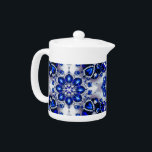 Tetera con diseño de colores blancos azules<br><div class="desc">Disfrute de su experiencia en el té con nuestra elegante tetera, con un cautivador diseño azul y blanco, adornada con un moderno motivo de inspiración finlandesa. Esta tetera combina la funcionalidad con el encanto artístico, lo que lo convierte en una adición destacada a su cocina o colección de té. El...</div>