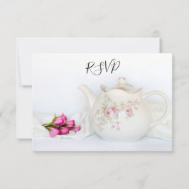 Tetera con tarjeta de respuesta RSVP de boda rosa