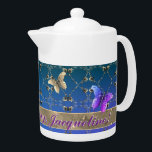 Tetera Corazones Rosas románticos azules y mariposa texto<br><div class="desc">¿Así que ama rosas,  corazones,  mariposas y un toque romántico en su olla de té? ¡Entonces tal vez mis gráficos originales de arte junto con su nombre y su mensaje sean el regalo perfecto para ella!</div>