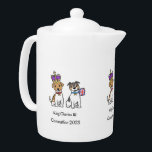 Tetera Coronación 2023<br><div class="desc">Una tetera conmemorativa para la histórica ocasión de la Coronación del Rey Carlos ,  donde se presentan los perros reales - Bluebell y Beth. Adición fantástica a cualquier fiesta de la calle.</div>