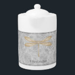 Tetera Damask de la libélula dorada<br><div class="desc">Disfrute de su té con una tetera personalizada de la mosca Dragónica Dorada Damask. El diseño de la tetera presenta una libélula colorida contra un elegante patrón de damasco gris vintage. Artículos de regalo adicionales disponibles con este diseño así como una variedad de colores.</div>