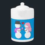 Tetera Darling Snowpeople en el amor<br><div class="desc">El té que arreglas te calentará el estómago. La gente de nieve en la tetera calentará tu corazón. Que tengas mucha calidez en tu casa este invierno,  y todo el año. ¡Personalizable. Trabajo original; c) Sharon Lee Hudson. Todos Los Derechos Reservados.</div>