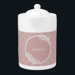 Tetera de Damasco Rosa Elegante<br><div class="desc">Disfrute de su té con una tetera personalizada Damask elegante rosa. El diseño de la tetera presenta un elegante fondo de damasco y un espacio para añadir su nombre adornado con delicados folletos. Artículos de regalo adicionales disponibles con este diseño así como una variedad de colores.</div>