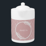 Tetera de Damasco Rosa Elegante<br><div class="desc">Disfrute de su té con una tetera personalizada Damask elegante rosa. El diseño de la tetera presenta un elegante fondo de damasco y un espacio para añadir su nombre adornado con delicados folletos. Artículos de regalo adicionales disponibles con este diseño así como una variedad de colores.</div>