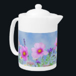 Tetera de flores silvestres de primavera de bonito<br><div class="desc">Flores rosa bonito y prado de lavanda en un brillante día de primavera contra un cielo azul.</div>