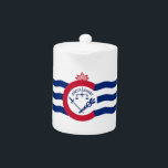 Tetera de la Bandera de Cincinnati<br><div class="desc">Sirva su té con un toque de orgullo Cincinnati usando nuestra exclusiva tetera con la bandera de Cincinnati! Esta tetera, elaborada para mezclar elegancia con encanto local, es más que un elemento funcional; es una celebración del espíritu de Cincinnati. El llamativo diseño muestra de manera destacada la emblemática bandera de...</div>