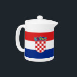 Tetera de la bandera de Croacia<br><div class="desc">Añada un toque de orgullo croata a su colección de té con nuestra exclusiva tetera con la bandera de Croacia. Esta tetera, elaborada con meticulosa atención a los detalles, es más que sólo un elemento funcional; es una celebración del legado y orgullo cultural de Croacia. El diseño vibrante muestra de...</div>