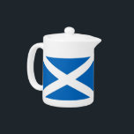 Tetera de la bandera de Escocia<br><div class="desc">Añada un toque de orgullo escocés a su hora del té con nuestra exclusiva tetera con la bandera de Escocia. Esta tetera, elaborada con meticulosa atención a los detalles, es más que un simple servidor de bebidas; es una celebración del rico patrimonio y orgullo cultural de Escocia. El elegante diseño...</div>
