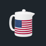 Tetera de la bandera de los Estados Unidos<br><div class="desc">Añada un toque vibrante de espíritu americano a su hora del té con nuestra exclusiva tetera con la bandera de los Estados Unidos. Esta tetera, elaborada con meticulosa atención a los detalles, es más que un simple accesorio de cocina; es una celebración del legado estadounidense y el orgullo cultural. El...</div>