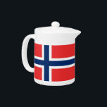 Tetera de la bandera de Noruega<br><div class="desc">¡Celebren el patrimonio noruego con esta tetera única que muestra la bandera de Noruega! Esta tetera, elaborada con meticulosa atención a los detalles, es más que sólo un elemento funcional; es un tributo al orgullo cultural noruego. El diseño exhibe orgullosamente la emblemática bandera de Noruega, con sus vibrantes colores rojo,...</div>