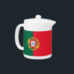 Tetera de la Bandera de Portugal<br><div class="desc">Añada un toque encantador de la cultura portuguesa a su hora del té con nuestra exquisita tetera con la bandera de Portugal. Esta tetera, elaborada con meticulosa atención a los detalles, no es sólo un elemento funcional; es una celebración de la rica herencia de Portugal y el vibrante espíritu. El...</div>