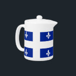 Tetera de la bandera de Quebec<br><div class="desc">Disfrute de su experiencia en el té con nuestra exclusiva tetera con la bandera de Quebec. Esta tetera, elaborada con meticulosa atención a los detalles, es más que una simple cocina esencial; es una celebración de la rica cultura y herencia de Quebec. El impactante diseño muestra de manera destacada la...</div>