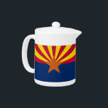 Tetera de la bandera del estado de Arizona<br><div class="desc">Eleva tu tiempo de té con un toque de orgullo de Arizona usando nuestra exclusiva tetera con la bandera de Arizona! Esta tetera, elaborada con meticulosa atención a los detalles, es más que una simple nave para sus reproducciones favoritas; es una celebración del patrimonio y el orgullo cultural de Arizona....</div>