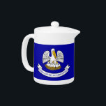 Tetera de la bandera del estado de Luisiana<br><div class="desc">Aumenta tu tiempo de té con un toque de orgullo de Luisiana usando nuestra exclusiva tetera con la bandera de Luisiana. Esta tetera es más que un accesorio funcional de cocina; es una celebración de la rica herencia y orgullo cultural de Luisiana. Adornado con la icónica bandera del estado de...</div>