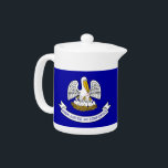 Tetera de la bandera del estado de Luisiana<br><div class="desc">Aumenta tu tiempo de té con un toque de orgullo de Luisiana usando nuestra exclusiva tetera con la bandera de Luisiana. Esta tetera es más que un accesorio funcional de cocina; es una celebración de la rica herencia y orgullo cultural de Luisiana. Adornado con la icónica bandera del estado de...</div>