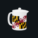 Tetera de la bandera del estado de Maryland<br><div class="desc">Eleve su experiencia en el té con nuestra exclusiva tetera con la bandera de Maryland. Diseñada para combinar la funcionalidad con el orgullo del estado, esta tetera es más que sólo una cocina esencial; es una celebración de la rica herencia de Maryland y la vibrante identidad cultural. El impresionante diseño...</div>