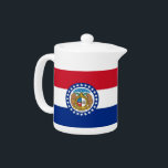 Tetera de la bandera del estado de Misuri<br><div class="desc">Disfrute de su experiencia en el té con nuestra exclusiva tetera con la bandera de Misuri. Esta tetera, elaborada con funcionalidad y elegancia en mente, es más que un simple accesorio de cocina; es una celebración de la rica herencia y orgullo cultural de Misuri. La tetera muestra de manera prominente...</div>